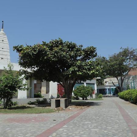 Radha Madhav Ashram Vrindavan Luaran gambar