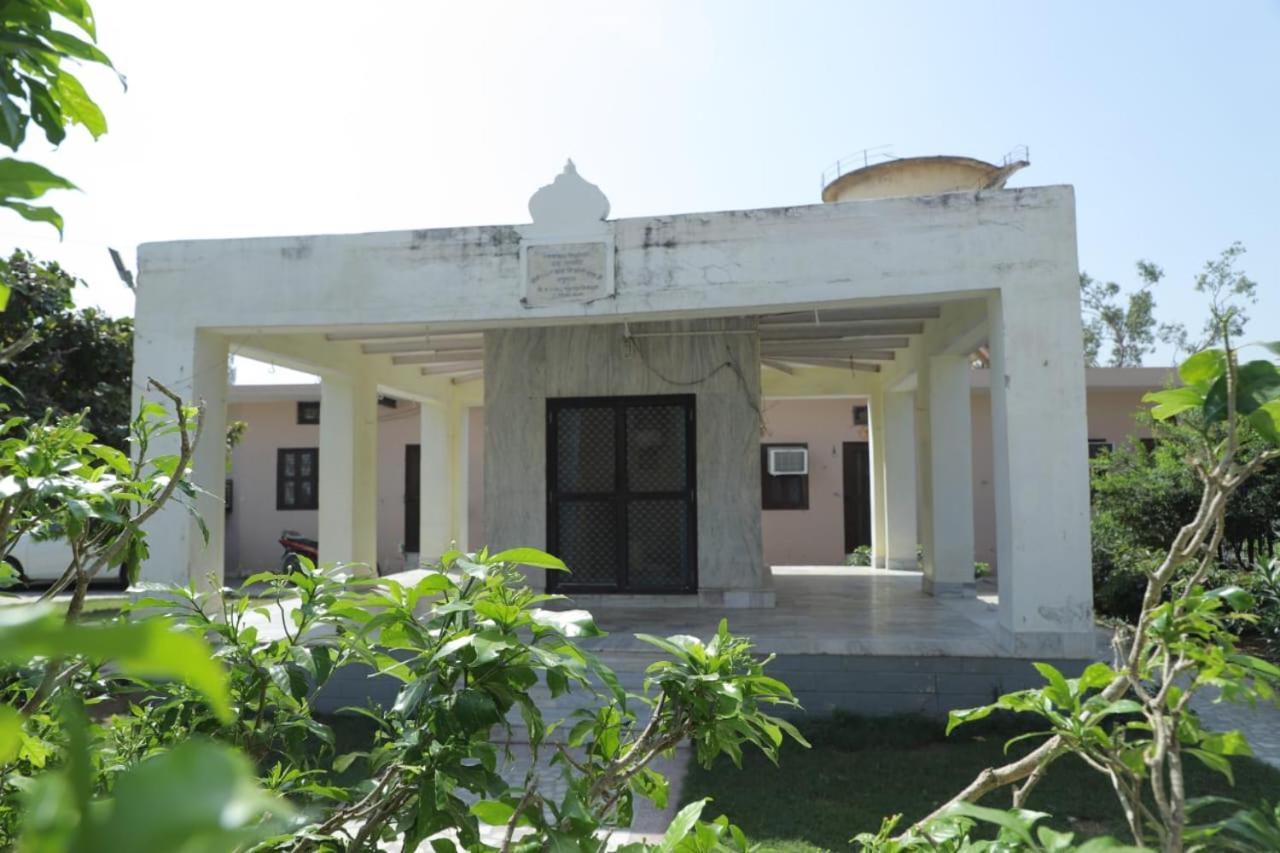 Radha Madhav Ashram Vrindavan Luaran gambar