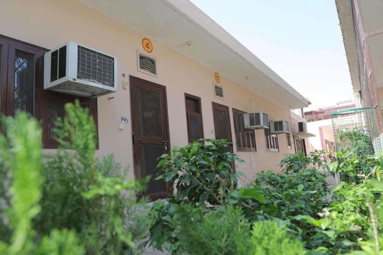 Radha Madhav Ashram Vrindavan Luaran gambar