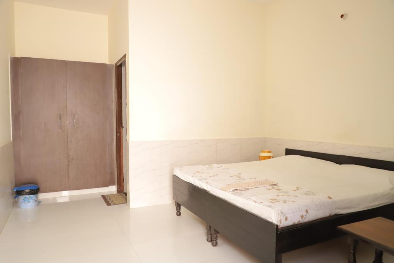 Radha Madhav Ashram Vrindavan Luaran gambar