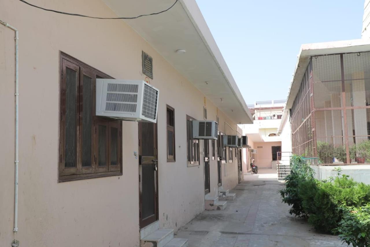 Radha Madhav Ashram Vrindavan Luaran gambar