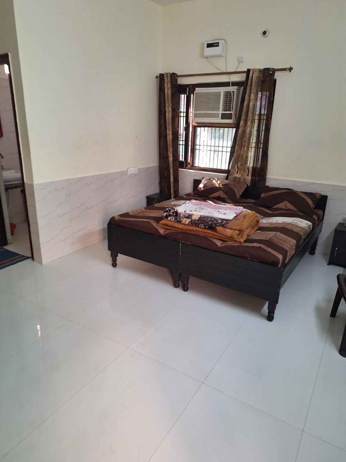 Radha Madhav Ashram Vrindavan Luaran gambar